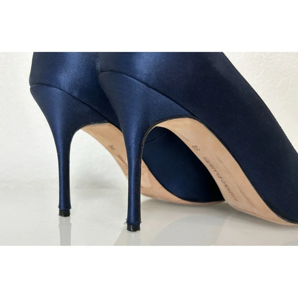 Manolo Blahnik Rigiuba Navy Blue Silk Satin Jeweled Pumps Heels 38 Box Bag